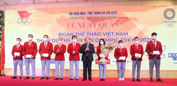 Bộ trưởng Bộ VHTTDL Nguyễn Văn Hùng với các vận động viên Đoàn Thể thao Việt Nam